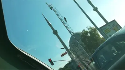 Dolmabahçe'de şoke eden olay ! MOBESE direğine çıktı
