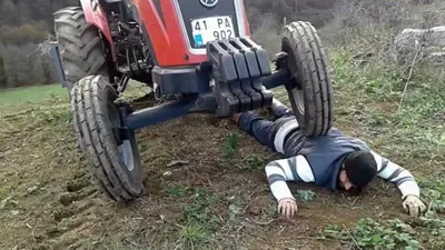 Kaza değil tepki ! Traktörü üstüne çıkardı