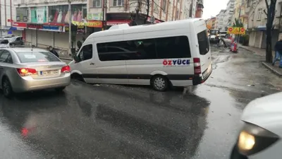 Esenyurt'ta yol çöktü: Yaralılar var