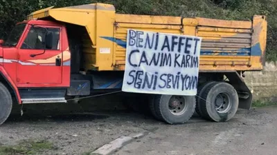 Kamyon kasasında özür pankartı