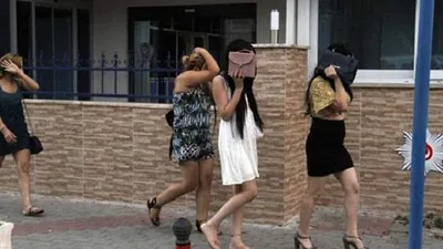 Evden çıkan erkekleri gören polis...