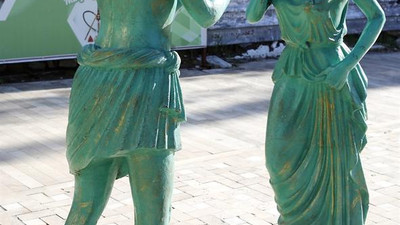 Antalya'daki heykellere zarar verdiler