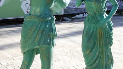 Antalya'daki heykellere zarar verdiler