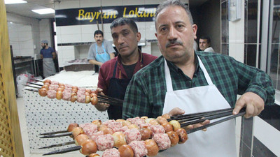 İlaç niyetine soğan kebabı yiyorlar