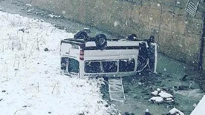 Minibüs dereye uçtu: Yaralılar var