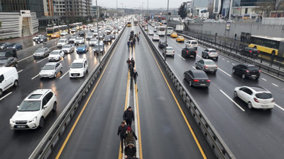 İstanbul’da metrobüs seferleri durdu ! Vatandaşlar yürüyor...
