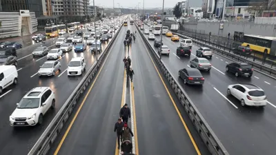 İstanbul’da metrobüs seferleri durdu ! Vatandaşlar yürüyor...