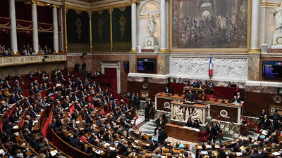 Fransa'da hükümete bir darbe daha !