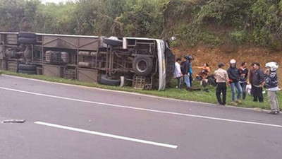 Yolcu otobüsü devrildi: 27 ölü