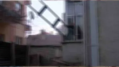 Kız arkadaşının babasına yakalandı !