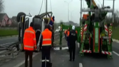 TEM'de çöp kamyonu devrildi