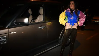Deniz Akkaya'dan tayt sonrası dekolte şov