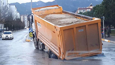 Asfalt çöktü kamyon çukura düştü !