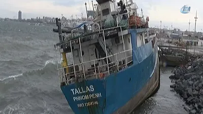 Zeytinburnu'nda gemi karaya oturdu !