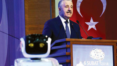 Bakan'ı kızdıran robot özür diledi !
