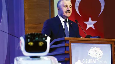 Bakan'ı kızdıran robot özür diledi !