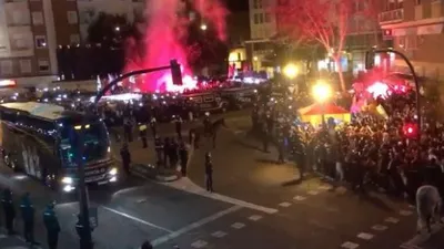 Barcelona otobüsüne taşlı saldırı !