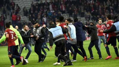Lille-Montpellier maçında taraftarlar oyunculara saldırdı