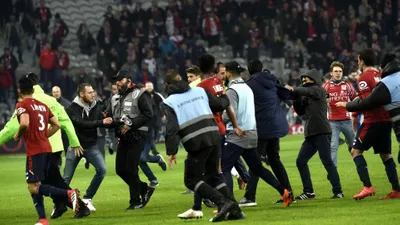 Lille-Montpellier maçında taraftarlar oyunculara saldırdı