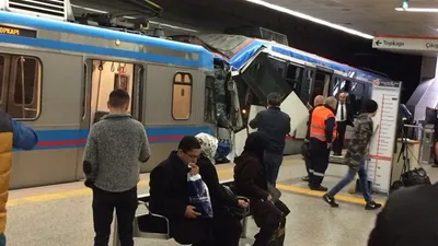 İstanbul'da 2 tramvay çarpıştı; yaralılar var, seferler iptal !
