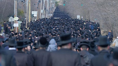 New York'ta hahamın cenazesine on binler katıldı