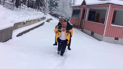 Sağlıkçı şehit babasını sırtında taşıdı