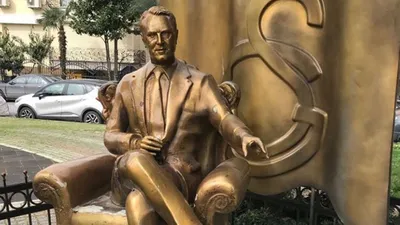 Özhan Canaydın'ın heykeline çirkin saldırı