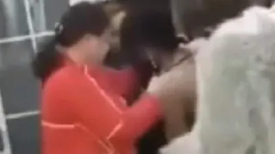 Kocasının metresini herkesin ortasında soydu