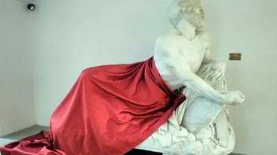 Yarıçıplak heykele örtü ortalığı karıştırdı