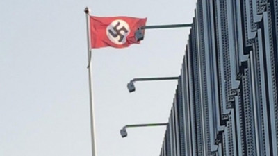 Hitler'in doğum gününde Nazi bayrağı açtılar