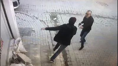 Önce tokalaştı ardından tokatladı !