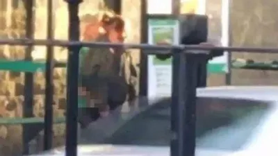 Otobüs durağında cinsel ilişkiye girdiler