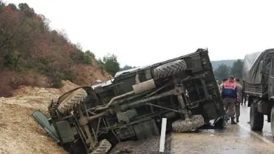 Askeri araç devrildi: 3 askerimiz yaralandı