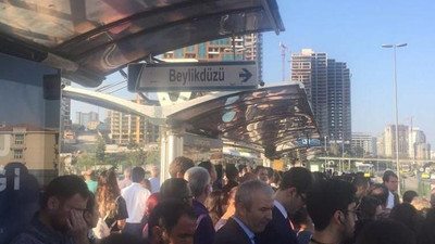 Metrobüs arıza yaptı ! Vatandaş metrobüs yoluna indi