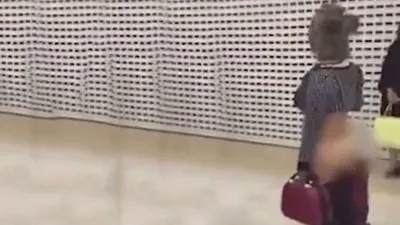 Havaalanında iç çamaşırıyla dolaştı !