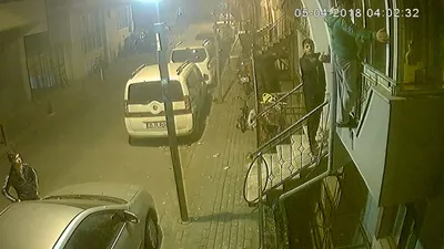 Camdan girip kapıdan çıktılar !