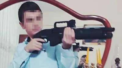 Tüfekle poz veren gencin hayatı karardı !