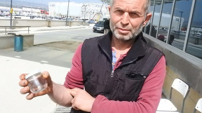 Keneyi kavanoza koyarak hastaneye gitti