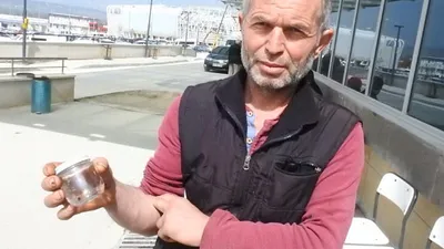 Keneyi kavanoza koyarak hastaneye gitti