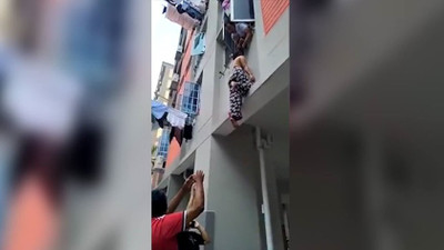 Camdan düşen kadını saçlarından tuttu