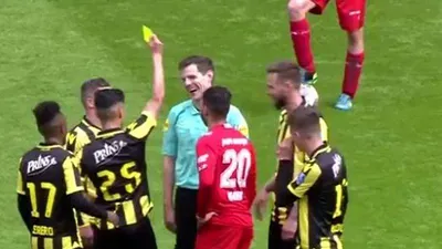 Futbolcudan hakeme sarı kart !