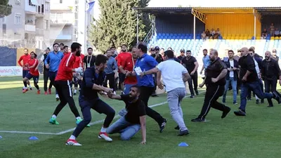 Play-Off maçında saha karıştı !