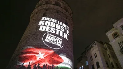 ''Kudüs'' mitinginin afişi Galata Kulesi'nde
