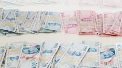İçi para dolu yastığı çöpe attı