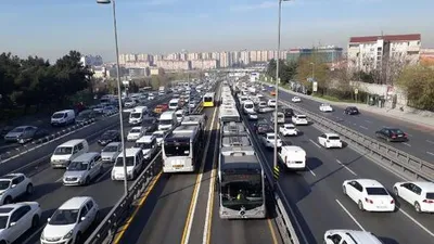 Kilitlendi ! Herkes metrobüse hücum etti