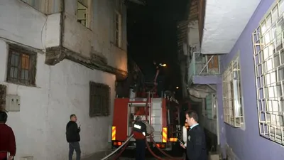 2 katlı ev yandı, 5 kişi gözaltında !