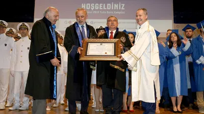 Bakan Yılmaz'a İzmir Marşlı protesto