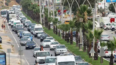 Trafik durdu ! Tatil cennetinde kuyruk