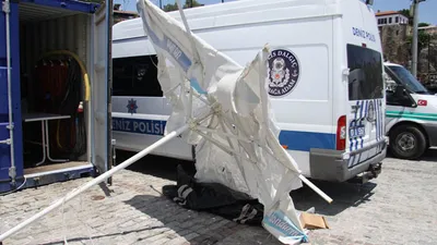 O bilgiyi alınca şemsiyenin altına koydular