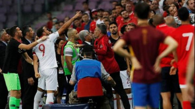 Cenk Tosun'u çıldırtan olay: Kırmızı kart gördü